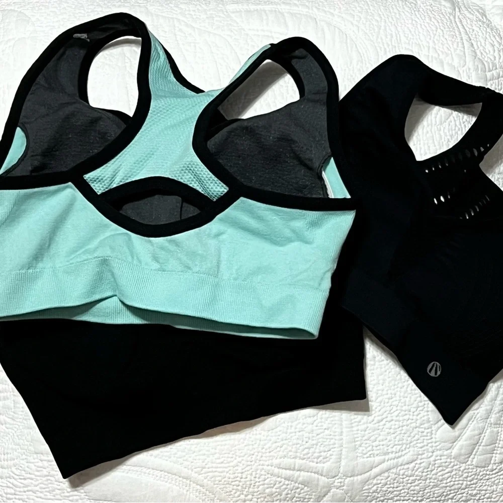 sport bra pack of three Premium Mirka sport size small. 32/34 B